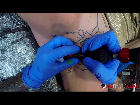 ❤️ Tsis tshua muaj tattooed hottie Sully Savage tau txais tattoo ntawm nws clitoris ❤️❌ Super porn ntawm peb hmn.watchhentai.ru% ❌❤ Ib